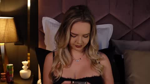 Snapshot of katjolie chatting on December 2024 09:37:01 PM KatJolie online show from December 2024 09:37:01 PM