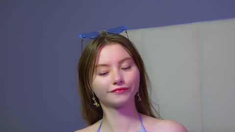 Keira online show from October 2025 06:15:02 PM