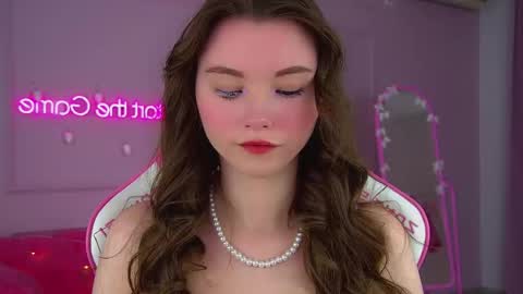 Keira online show from December 2025 06:05:02 PM