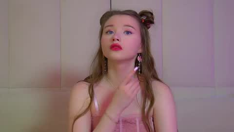 Keira online show from May 2026 06:04:01 PM