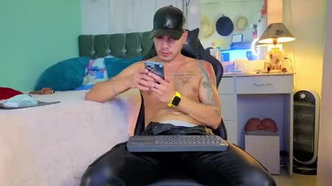 Chriss Morales online show from October 2025 01:30:02 AM