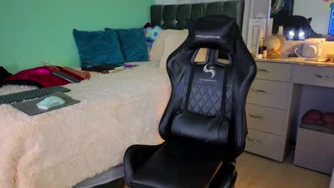 Chriss Morales online show from October 2025 12:05:02 AM