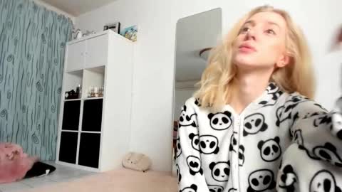 Kenzie online show from November 2025 04:37:01 AM