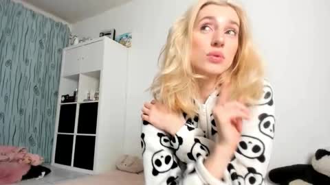 Kenzie online show from November 2025 04:56:01 AM