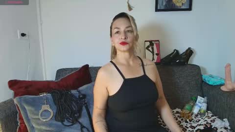 Snapshot of kim_raver40 chatting on November 2025 06:54:01 PM Kim online show from November 2025 06:54:01 PM