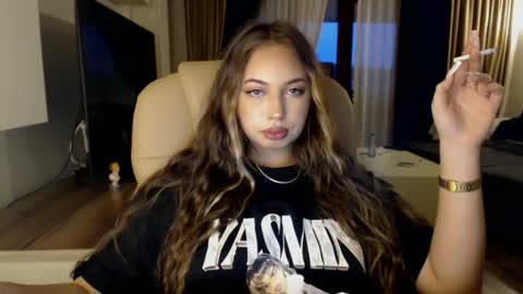 Kim Lee  online show from March 2025 04:00:02 PM