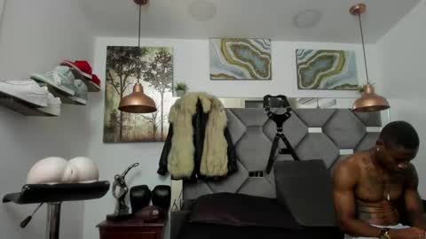 Snapshot of king_fitt_ chatting on January 2025 05:04:02 PM HOT MEN BLACK online show from January 2025 05:04:02 PM