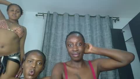 Snapshot of kinky_leila chatting on June 2026 09:29:01 PM kinky_leila online show from June 2026 09:29:01 PM
