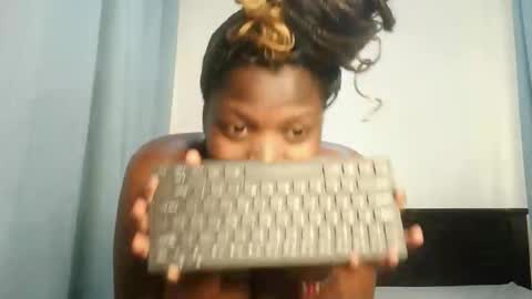 Lola online show from November 2025 09:21:01 AM