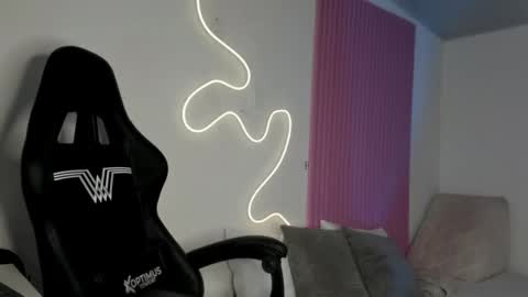 kinky yeyns online show from December 2025 12:17:01 AM