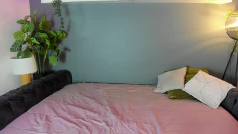 kira_exe online show from February 2026 12:01:02 PM