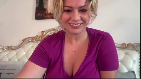 KiraDivine online show from October 2025 01:23:02 PM