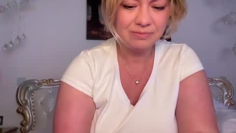 KiraDivine online show from November 2025 01:58:01 PM