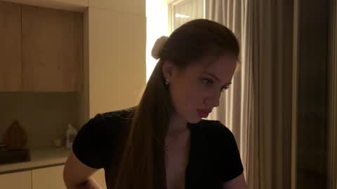 Kira online show from September 2025 04:52:02 PM