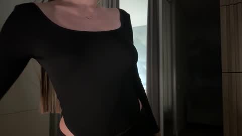 Kira online show from December 2025 03:17:01 PM