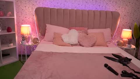 Kira online show from September 2025 06:08:01 PM