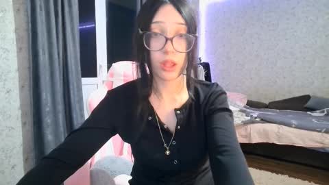 Snapshot of kirstievelasco chatting on October 2025 06:28:02 PM Nicole online show from October 2025 06:28:02 PM