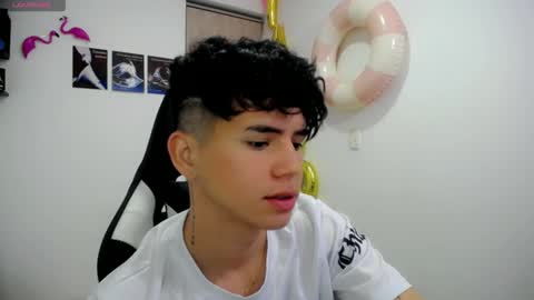 kiss_whitee online show from September 2025 01:29:01 AM