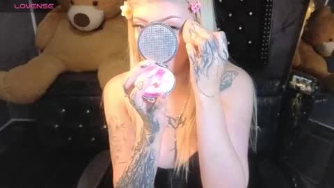 kitty_fox_b online show from January 2026 01:05:02 PM