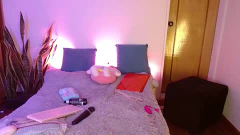 LAURA  help me reach 100likes online show from September 2025 06:05:02 AM