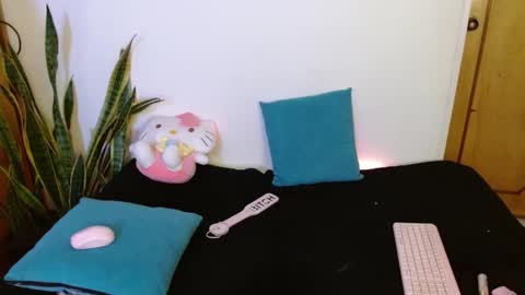 LAURA  help me reach 100likes online show from February 2026 07:02:02 AM