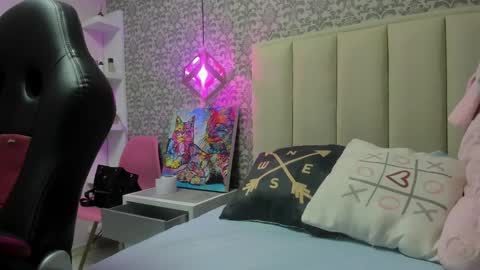  K I T T  Y  online show from February 2025 11:17:02 AM