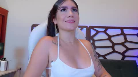 kloe_bella online show from December 2025 01:17:01 PM