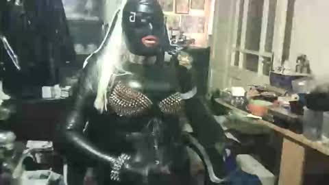 LatexPeti online show from April 2026 06:00:02 AM