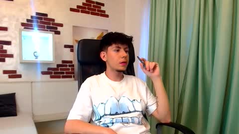 Snapshot of krewvaughn chatting on October 2025 05:06:01 AM KrewVaughn online show from October 2025 05:06:01 AM