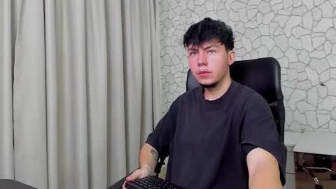 Snapshot of krewvaughn chatting on October 2025 10:05:01 AM KrewVaughn online show from October 2025 10:05:01 AM