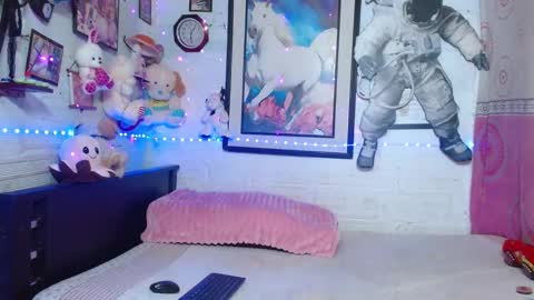 Snapshot of krisstal703358 chatting on February 2026 01:43:01 AM krisstal703358 online show from February 2026 01:43:01 AM