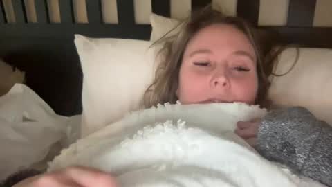 Snapshot of kristicutiez chatting on December 2024 09:35:01 PM Kristi 3 online show from December 2024 09:35:01 PM