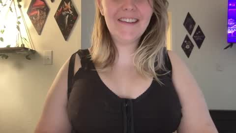 Snapshot of kristicutiez chatting on February 2025 04:16:01 PM Kristi 3 online show from February 2025 04:16:01 PM