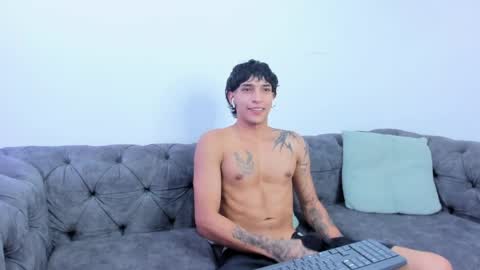 Snapshot of kroywave chatting on May 2026 10:27:01 PM Kroy Wave Muscle Tattoos Latino online show from May 2026 10:27:01 PM
