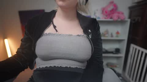 Snapshot of krystalsyxx chatting on January 2025 04:32:01 AM Krystal Syx online show from January 2025 04:32:01 AM