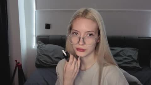 Bella and Alexandra online show from December 2025 10:32:01 AM