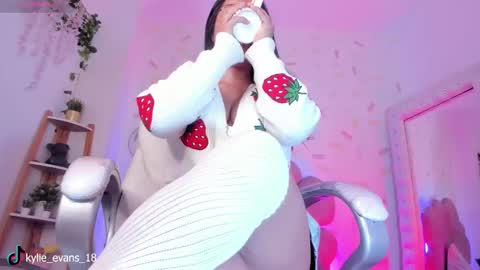 Kylie online show from November 2025 11:04:02 PM