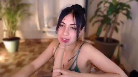 Snapshot of l_e_a chatting on December 2024 05:18:02 AM l_e_a online show from December 2024 05:18:02 AM