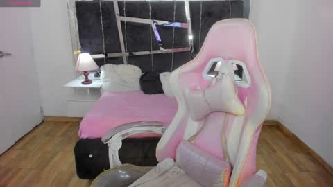  L A R A   online show from December 2024 01:15:02 AM