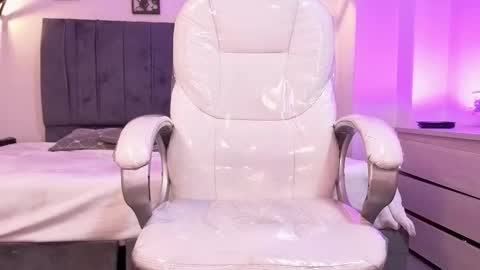  L A R A   online show from February 2026 09:05:02 PM