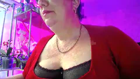 Snapshot of lady_gloria chatting on March 2025 03:18:02 PM Lady Gloria online show from March 2025 03:18:02 PM