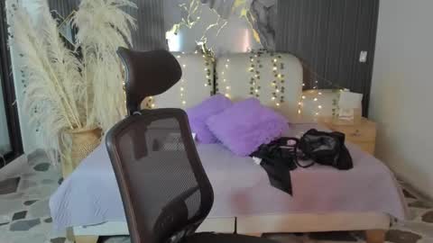 Lady  online show from February 2026 04:53:02 AM