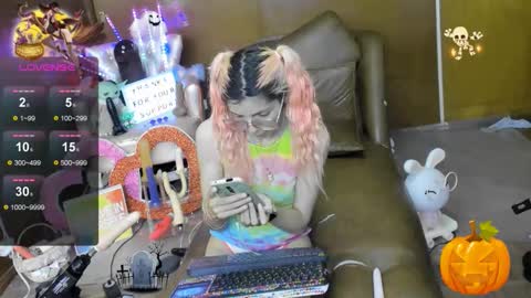 Skinnygirl online show from November 2025 07:05:01 PM