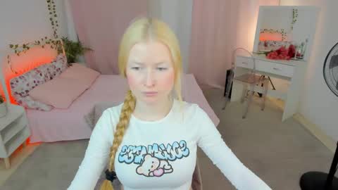 Snapshot of laly_peach chatting on June 2026 11:01:01 AM Laly online show from June 2026 11:01:01 AM