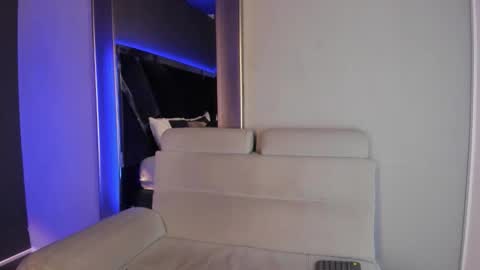 Lara online show from March 2026 12:10:01 PM