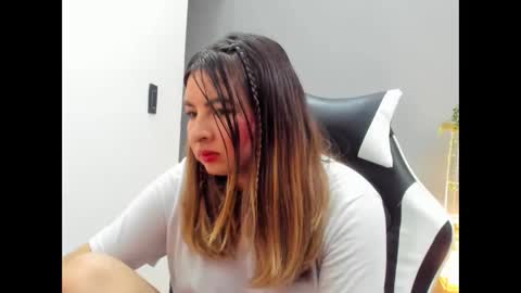 Snapshot of laracat18 chatting on May 2026 02:52:02 AM Lara online show from May 2026 02:52:02 AM