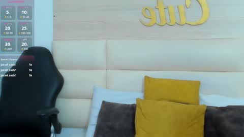 Snapshot of laramoon_ chatting on November 2025 04:06:01 PM LARA online show from November 2025 04:06:01 PM