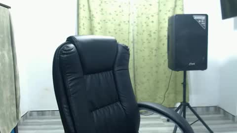 Snapshot of laura_craizy chatting on May 2026 03:03:02 AM CALL ME LOVE LAURA online show from May 2026 03:03:02 AM