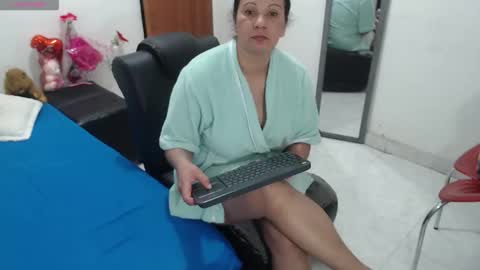 laura_foxx2379 online show from October 2025 12:00:01 AM