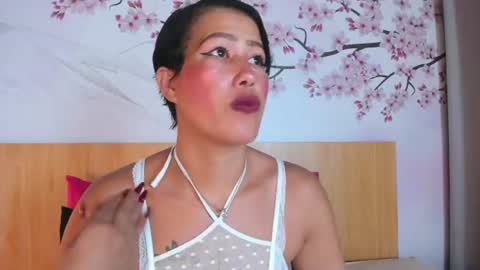 Snapshot of laura_torress chatting on June 2026 02:49:01 AM Laura online show from June 2026 02:49:01 AM